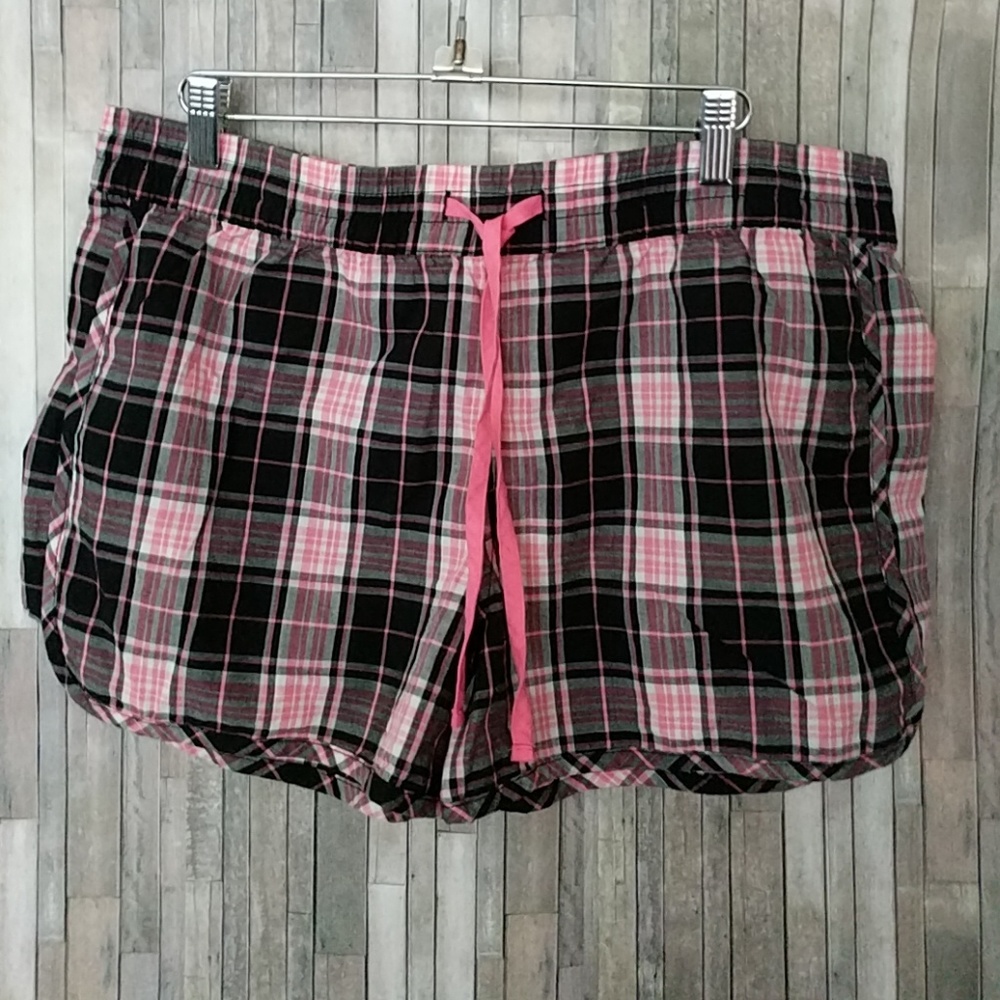 Secret treasures large pink and black plaid shorts